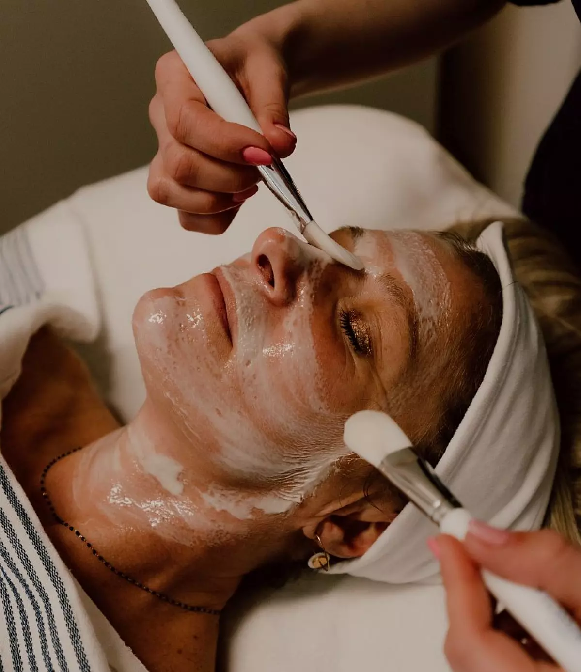 Soins du visage femme au salon d'esthétique Douce-Vague à Carantec