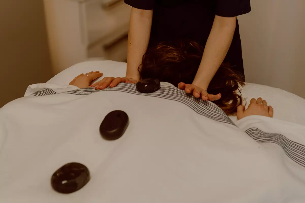 Massage aux pierres chaudes